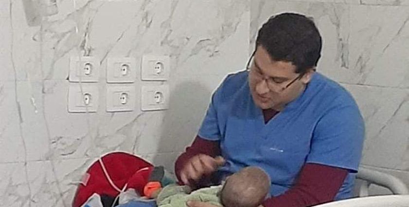 صورة الممرض والرضيعة