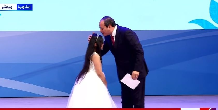 السيسي يصعد للطفلة مايا على المسرح