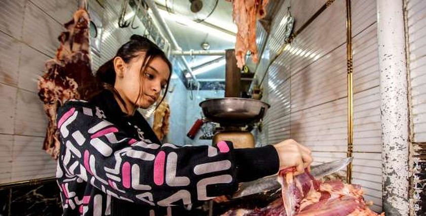 ملك طفلة تعمل في الجزارة