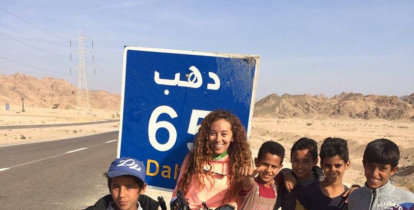 همسة منصور أثناء رحلتها في دهب