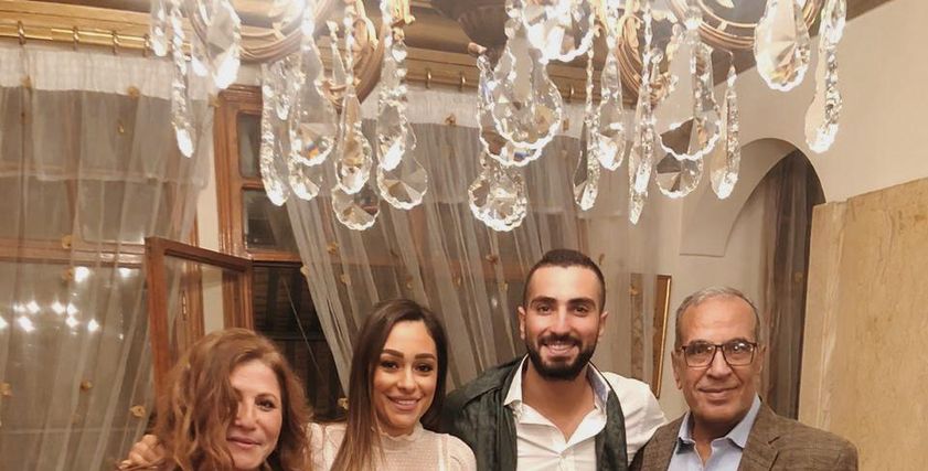 محمد الشرنوبي مع خطيبته