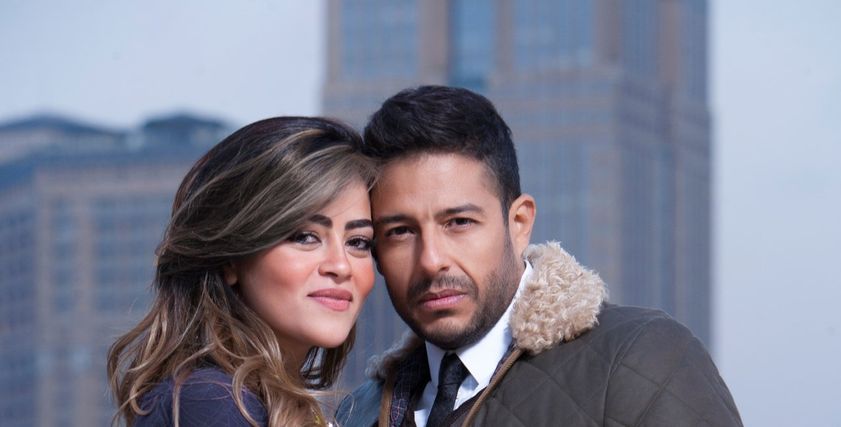 محمد حماقى يحتفل مع زوجته بمناسبة عيد الحب.. 