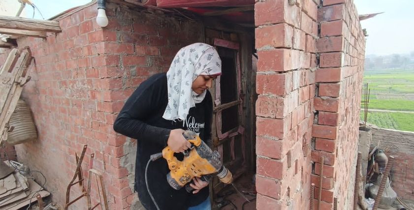الأسطى «نورا» الكهربائية.