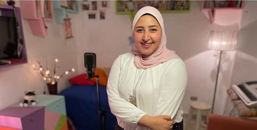 أول مسلمة محجبة ترنم في الكنائس
