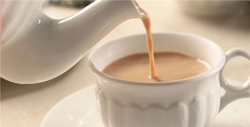 فوائد واضرار شرب الشاي بالحليب
