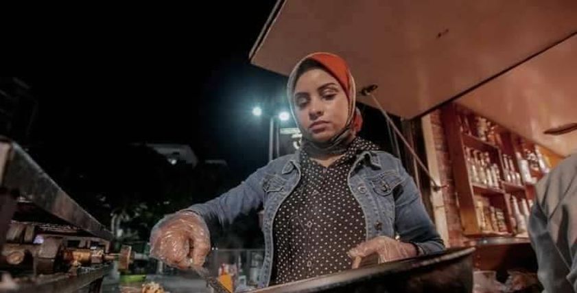 نجلاء سيد تساند زوجها على عربة طعام