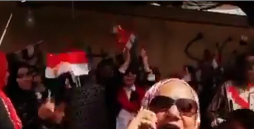 بالفيديو| إغماء سيدة إثر إصابتها بحالة هياج بعد صراخها باسم السيسي