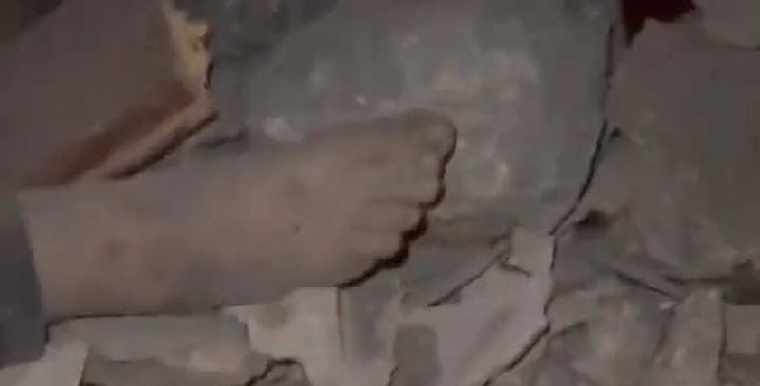 استخراج طفلة حية من تحت الأنقاض