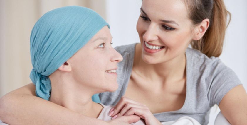 طبيب يقدم الدعم  النفسى لمرضى السرطان من خلال مبادرة مجانية