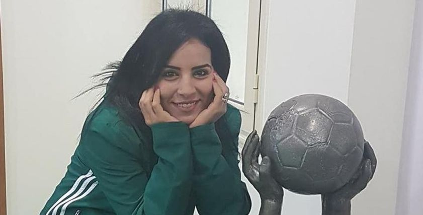منى عطالله أول حكم نسائي لكرة القدم للرجال