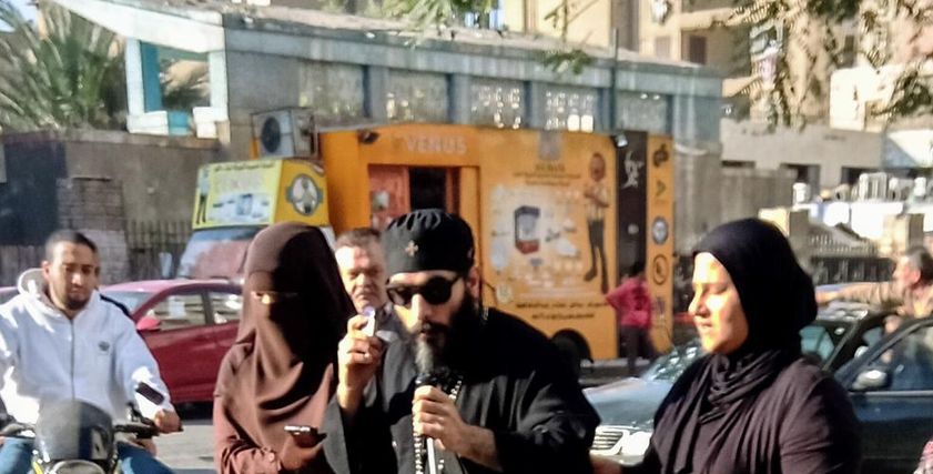 مشهد عبور مسلمتان وقس كفيف الشارع