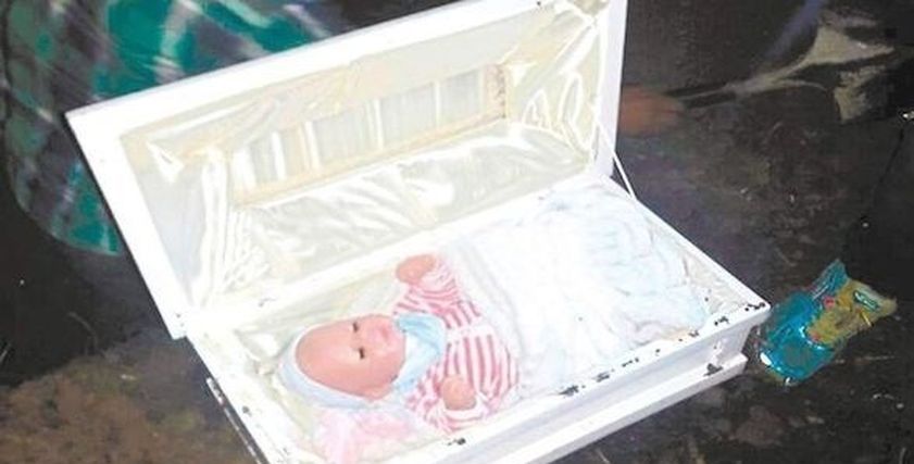 سيدة تزيف جنازة طفلها وتضع دمية بلاستيكية في قبره