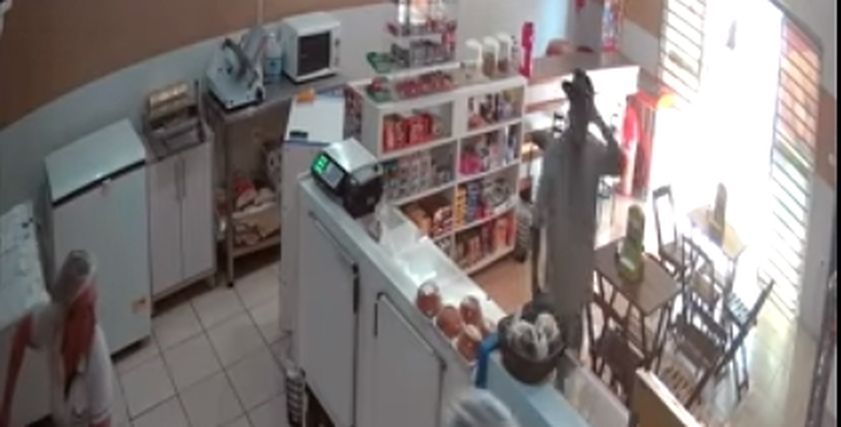 امرأه شجاعة تتصدى لسطو مسلح على متجرها بـ