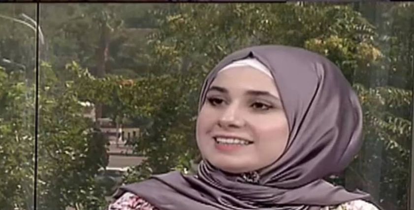 طبيبة سورية تجمع بين جراحة التجميل ورسم اللوحات الفنية