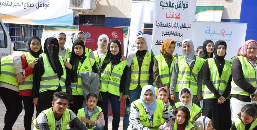 ناهد وسط المتطوعين في قوافل الأورمان مع التحالف الوطني