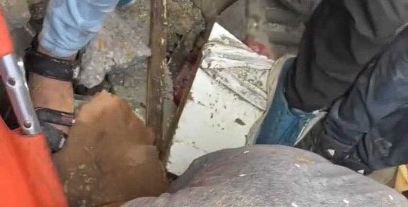انتشال طفل من تحت الركام