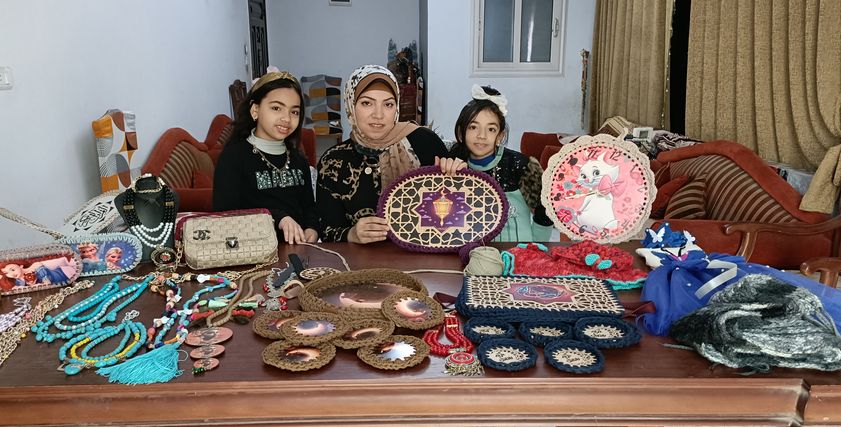 أسماء وطفلتيها وسط أعمالها من الكروشيه والإكسسوارات
