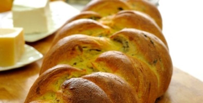 خبز مضفر بحشو الزيتون