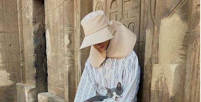 أنيا تايلور جوي توثق زيارتها إلى مصر