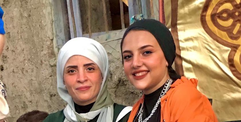 «شهد» تحتفل مع والدتها بنجاحها في الثانوية العامة