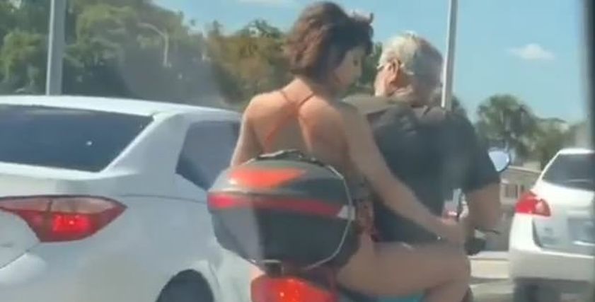 بالفيديو| سيدة تحلق شعر ساقيها في أحد الطرق المزدحمة