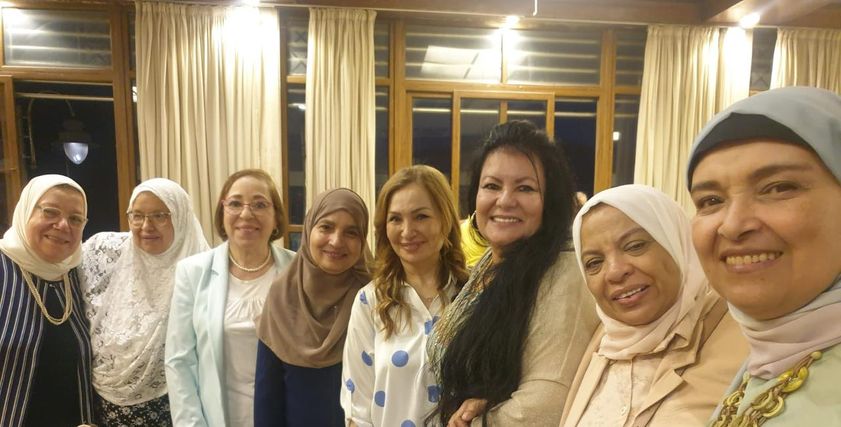 الدكتور نجاة تلتقي أصدقاء الكلية