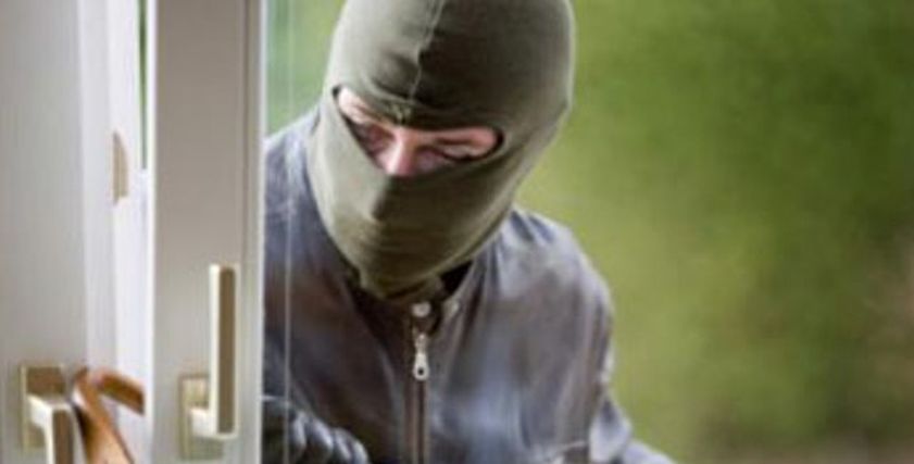 منها فصل الإنارة عن المنزل.. 6 حيل لتأمين المنزل من السرقة اثناء المصيف