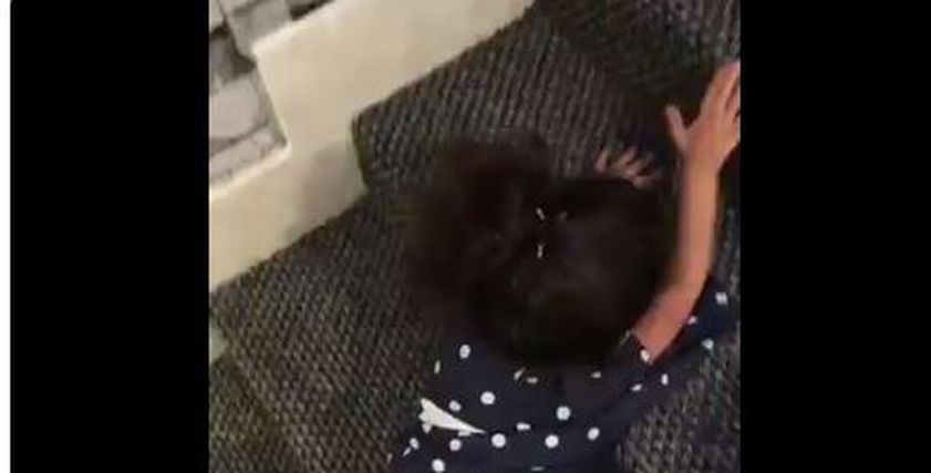 مشهد من تعذيب الطفلة