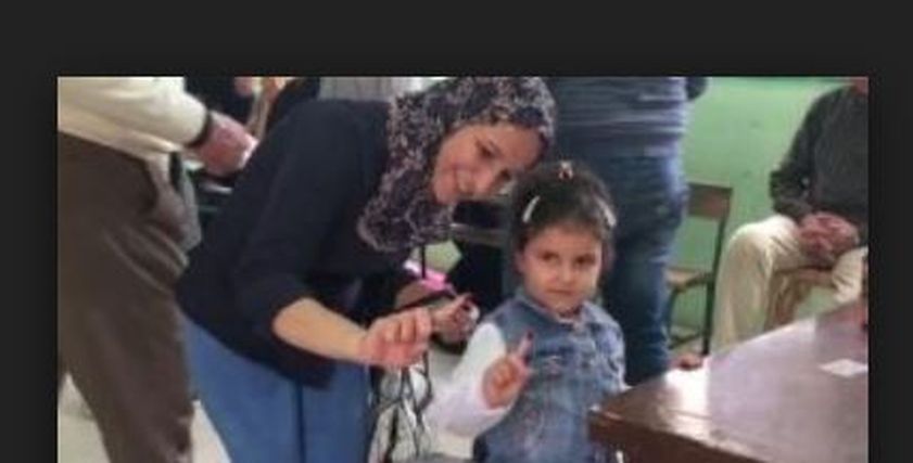 طفلة في يدها الحبر الفسفوري