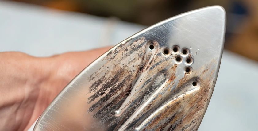 طرق تنظيف المكواة من الحروق