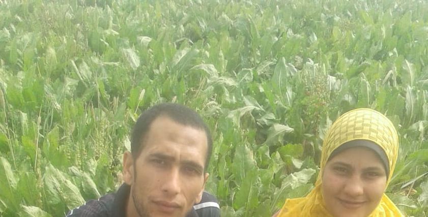 «إيمان» تساعد زوجها فى «الغيط»