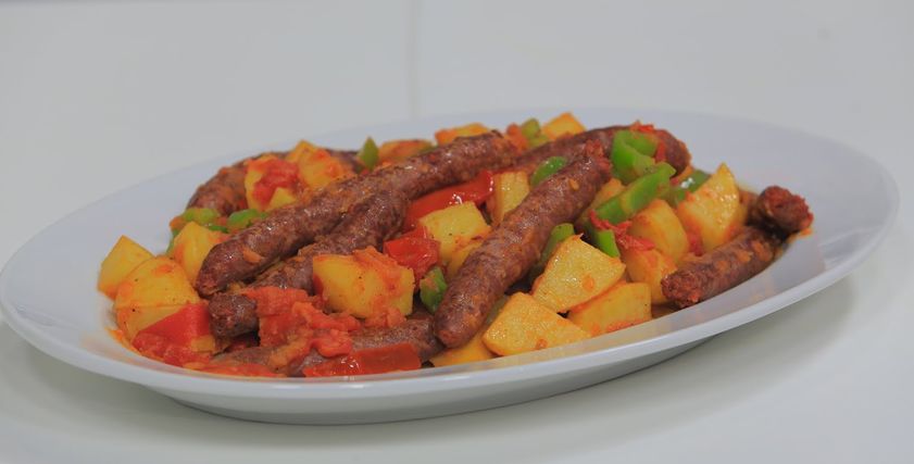 صينية  سجق بالبطاطس