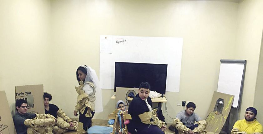 تدريبات مسرحية فستان أحمر