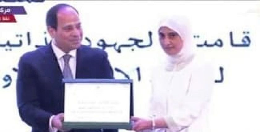 الرئيس عبد الفتاح السيسي يكرم الدكتورة نهال الشقنقيري