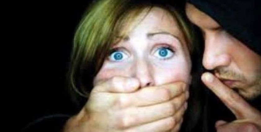 عاشر ابنته 14 عاما وآخر يهتك عرض نجلته بمساعدة زوجته.. أبرز وقائع