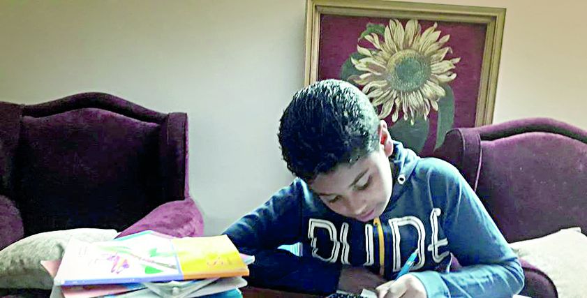 طالب فى الصف الرابع الابتدائى يعانى من حشو المناهج
