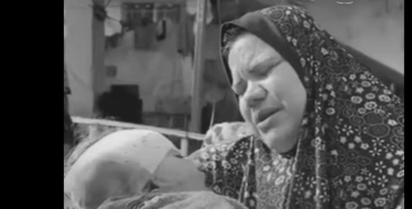 أم تودع طفلتها الشهيدة جراء قصف الاحتلال لمنزلهما