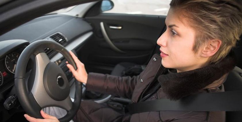 دراسة.. النساء أفضل من الرجال في قيادة السيارات