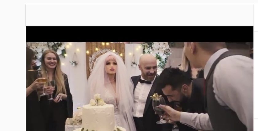 زفاف لاعب كمال الأجسام ويوري تولوشكو على دمية