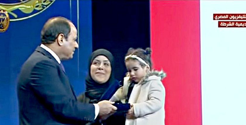 تكريم الرئيس السيسي لزوجة الشهيد محمد صلاح الدين شلبي