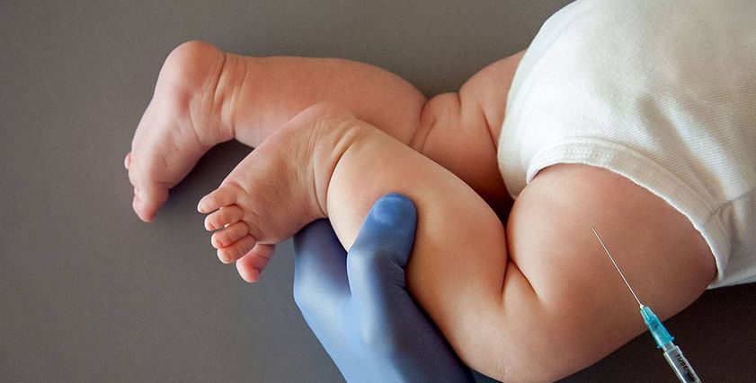 طفل أثناء إعطائه أحد التطعيمات
