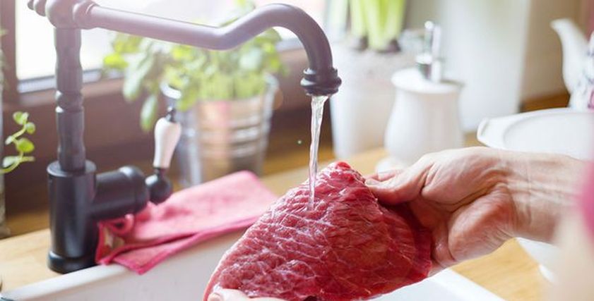 غسل اللحوم قبل طهيها تؤدى  لإنتشار البكتريا.. احذرى غسلها