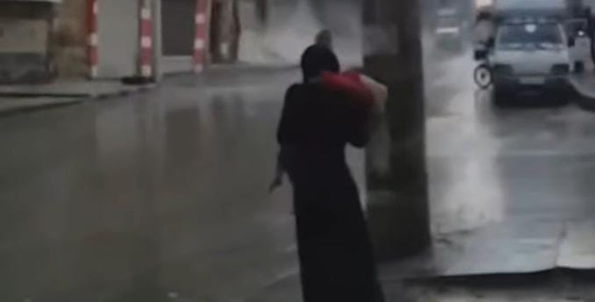 لحظة انهيار مبنى سكني في سوريا بسبب زلزال تركيا.. الأمهات تجري بأطفالها «فيديو»