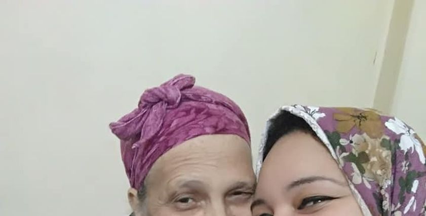 سمر طارق وجدتها