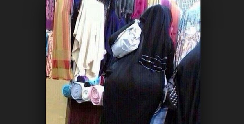 تحفظات بعض الرجال على ملابس النساء لا تزال مستمرة