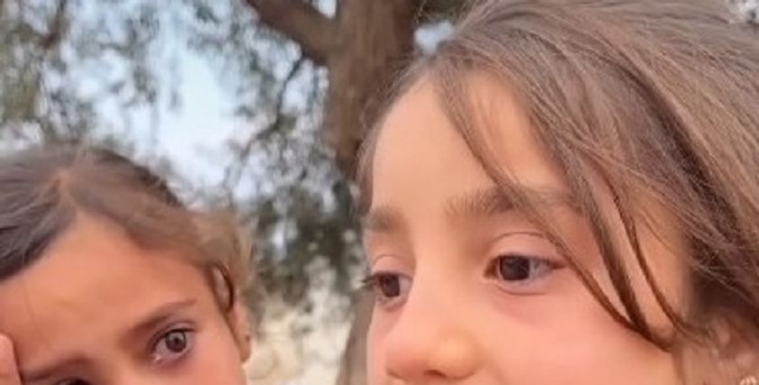 طفلة «ما عندنا أكل وبنام بردانين» وشقيقتها