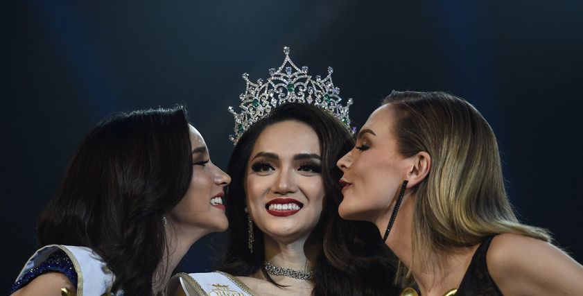 ملكة جمال المتحولين جنسيا ووصيفتيها