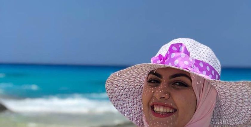 فتاة عشرينية ورثت موهبتها الغنائية عن والدها
