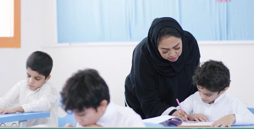 معلمة بالمدارس تعلم البنين