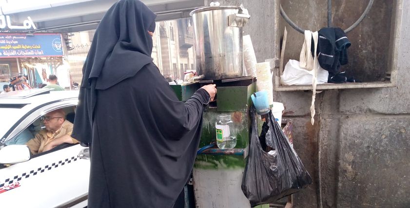 «أسماء» أمام نصبة الشاي